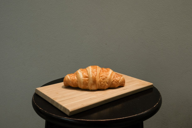 早餐吃法式羊角面包，享受大自然的阳光图片下载