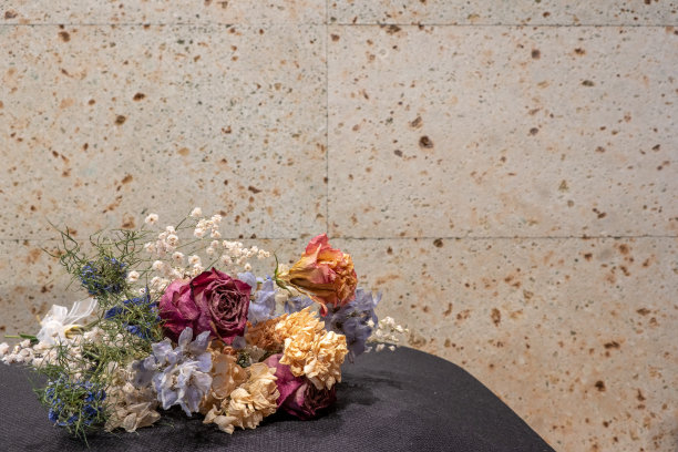 干花和Oya石墙图片下载