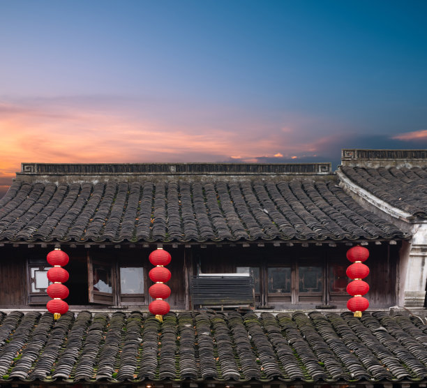 中国传统建筑，两层楼的屋顶上整齐的瓦片和红灯笼挂图片下载