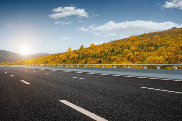 远处的高山，无人居住的沙漠边缘的公路，中国内蒙古图片下载