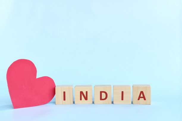 印度字在木块上与红色的心形状在蓝色的背景裁剪。支持、同情和爱印度的理念。图片下载