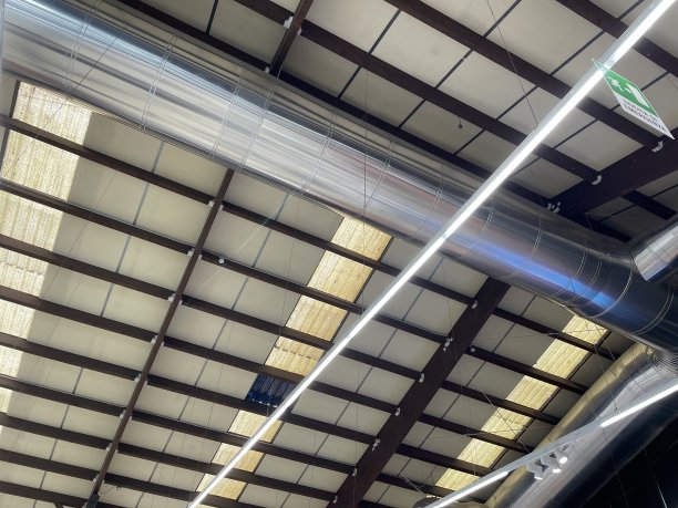 屋顶上的钢管图片下载