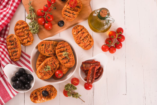 番茄和牛至烤面包。图片下载