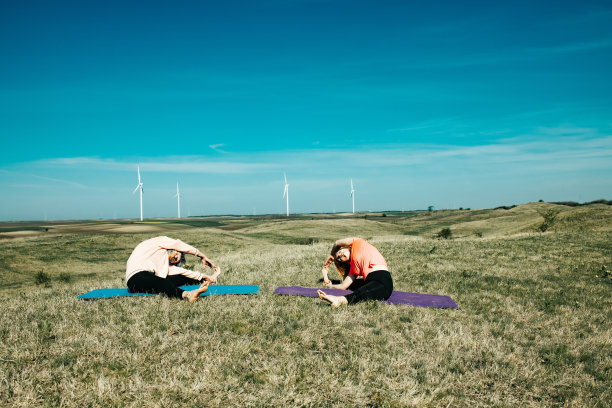 老女和女儿练习瑜伽图片下载