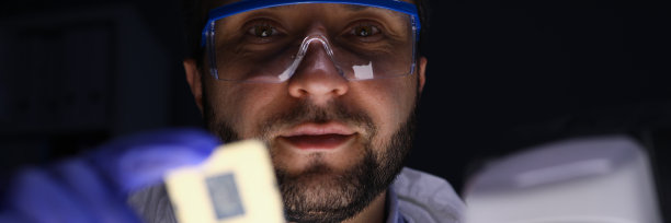 工人拿着芯片图片下载