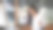 兴奋的女商人庆祝成功的成就，而站在她的电脑前在办公室。图片下载