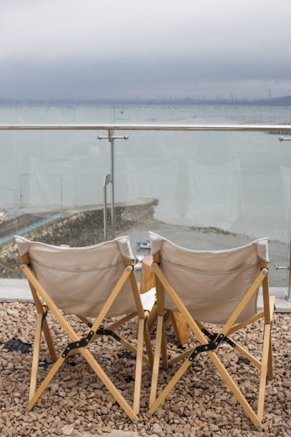 清空沙滩上的两把椅子。图片下载