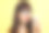 人、情感和热饮。近距离的可爱微笑迷人的白人女商人戴眼镜和亮红色的口红摆姿势与咖啡的黄色背景图片下载
