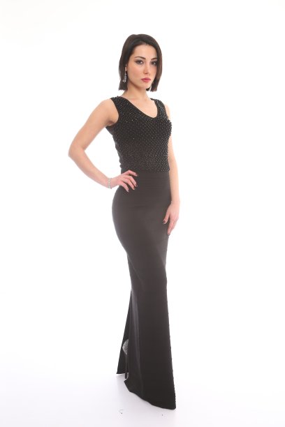 穿着黑衣服的漂亮年轻女人图片下载