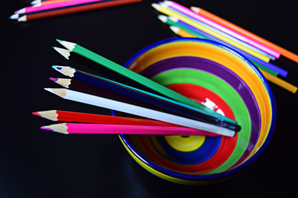 彩色铅笔与蝴蝶花碗组成图片下载