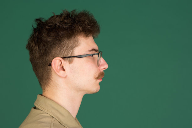 白人男子的肖像孤立在绿色的工作室背景与拷贝空间图片下载