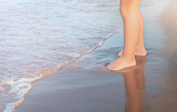 孩子的脚在海滩上图片下载