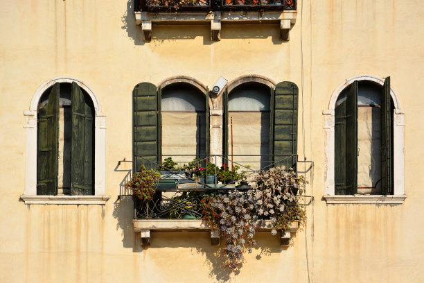 欧洲意大利威尼斯的传统威尼斯建筑立面和窗户图片下载