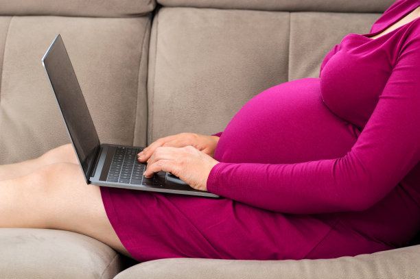 孕妇使用笔记本电脑图片下载