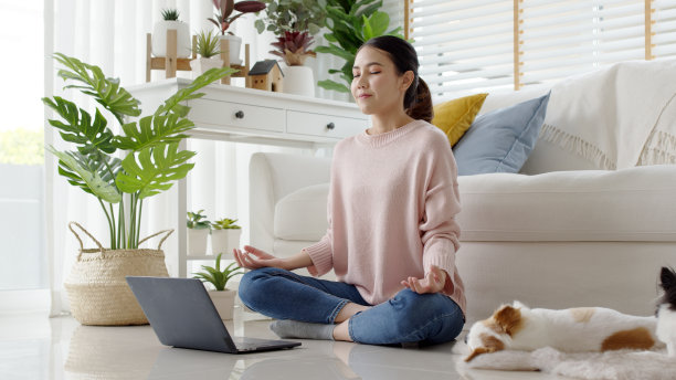 迷人的美丽年轻的亚洲女性闭上眼睛做自我照顾，从工作中释放压力或在网上瑜伽课社区隔离，健康健康的家庭植物生活方式。图片下载