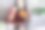 忙碌的亚洲女人一边吃面条一边在办公桌上用笔记本电脑工作图片下载