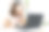 一位健康的亚洲女性在办公室边喝牛奶边用手提电脑工作，手里拿着一杯牛奶图片下载