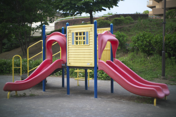 公园里的滑梯或溜槽图片下载