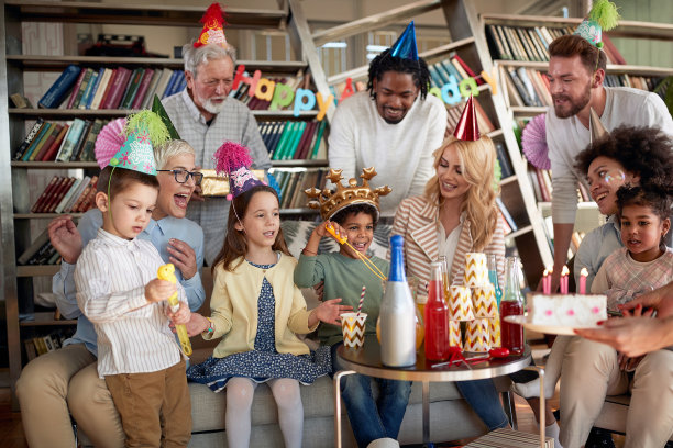 几代人在家里的孩子生日聚会上玩得很开心。家庭,一起庆祝,图片下载