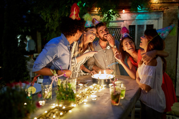 朋友们在派对上享受与生日女孩图片下载