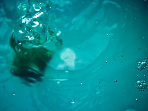 绿松石色的飞溅和气泡图片下载