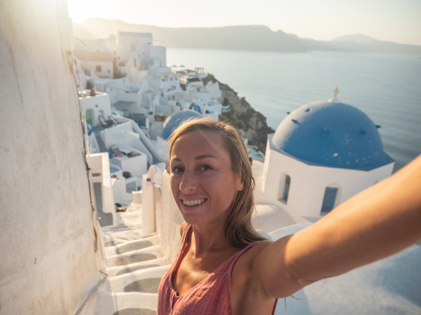 日落时分，游客在圣托里尼岛自拍图片下载