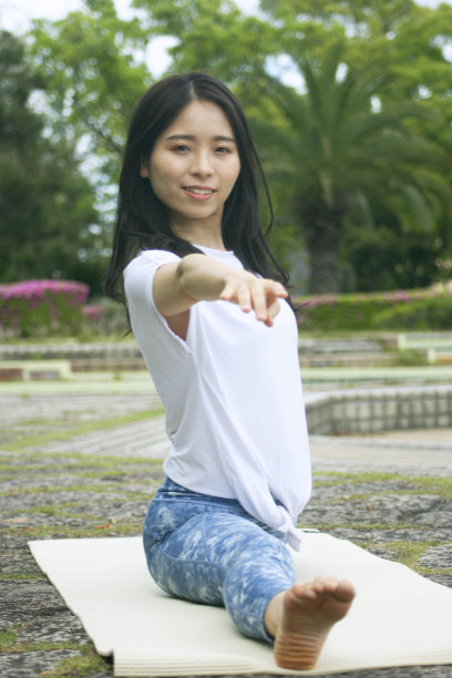 一个年轻的成年妇女在伸展她的双腿图片下载