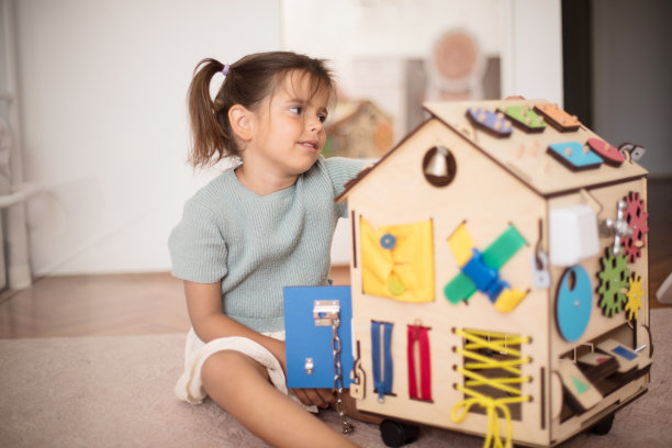 幼儿在家里玩互动游戏以促进良好的发展。图片下载