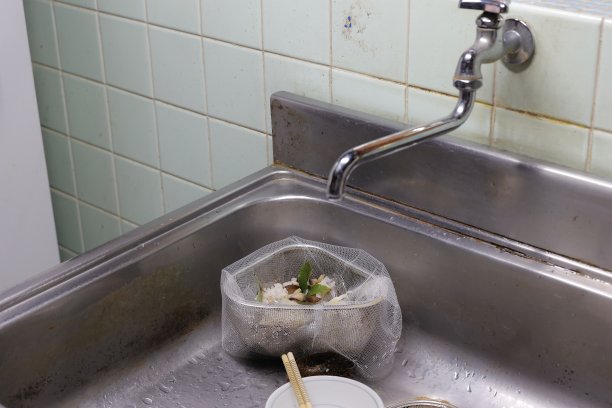 用来装食物残渣的三角形垃圾桶图片下载