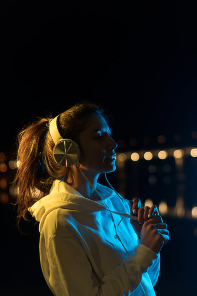 千禧女孩听音乐霓虹灯户外图片下载