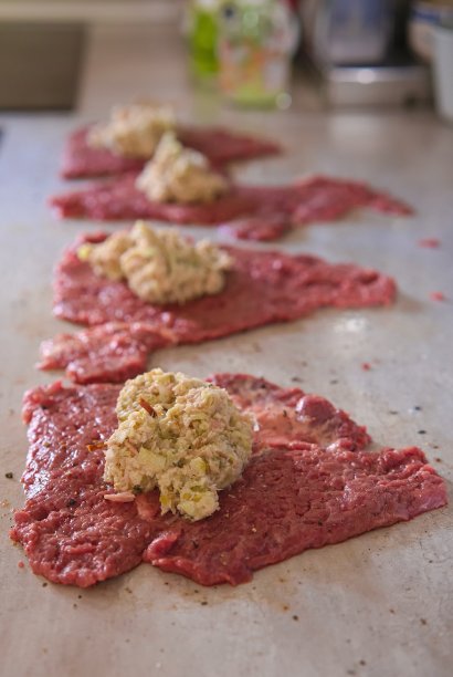 在准备过程中，生牛肉薄片-带馅的肉块图片下载