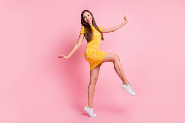 丰满的轮廓侧面照片快乐快乐的女人步走无忧无虑孤立在淡粉色的颜色背景图片下载