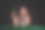 女士的照片，坐扑克桌，持有玻璃香槟芯片，盖眼睛，穿着光泽的衣服孤立的黑色背景图片下载