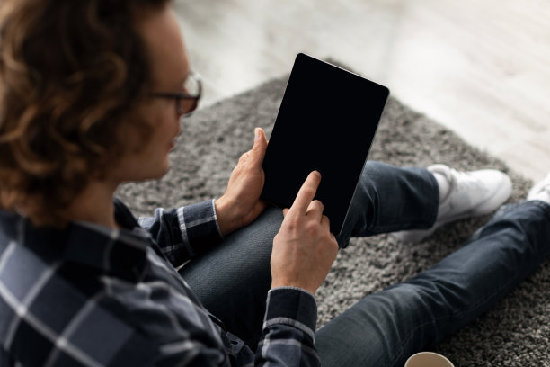 人使用数字平板与黑屏室内，后视图图片下载