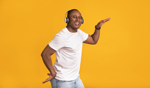 喜欢的音乐，在家的快乐，积极的情绪和自我隔离图片下载