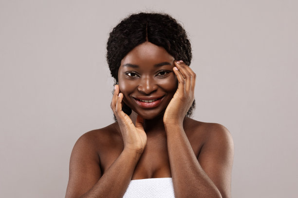 美丽的概念。迷人的非洲裔美国女性与化妆触摸脸图片下载