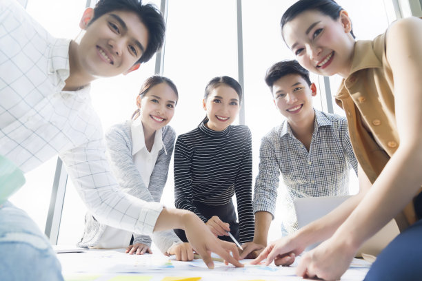 亚洲青年创意组快乐享受欢笑微笑和伟大的成功情感团队人创业创业企业家休闲头脑风暴商务会议办公室背景图片下载
