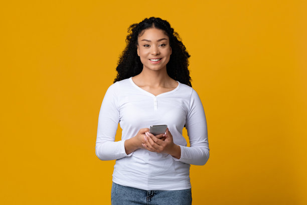 美丽微笑的黑人女性手拿智能手机的肖像图片下载