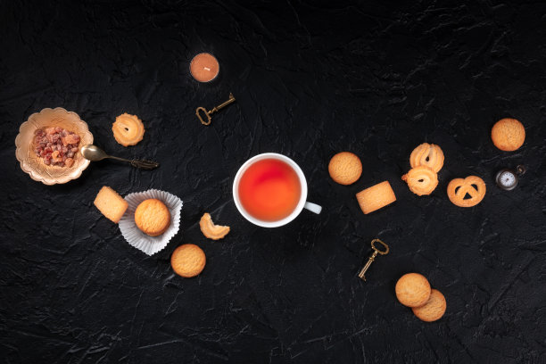 丹麦黄油饼干，一幅有茶和钥匙的静物画，最好的图片下载