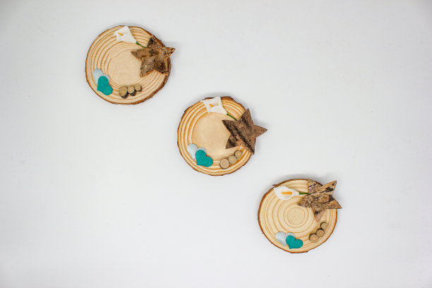 在三棵树干上复制空间，艺术，设计和装饰图片下载