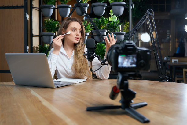 年轻有魅力的女人准备在咖啡馆面试。图片下载