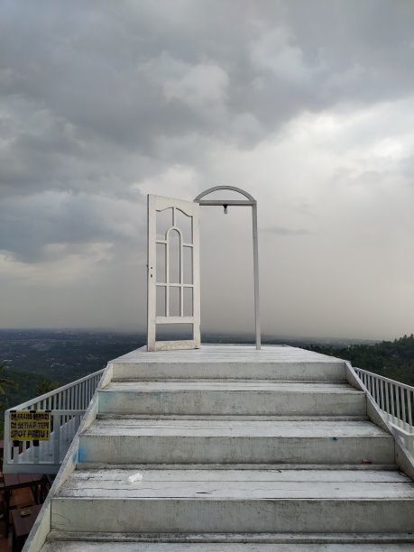 山坡上的一扇白漆木门(Taman Langit - Lombok, West Nusa Tenggara，印度尼西亚)图片下载