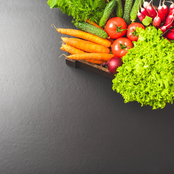 新鲜蔬菜装在木箱里。俯视图图片下载