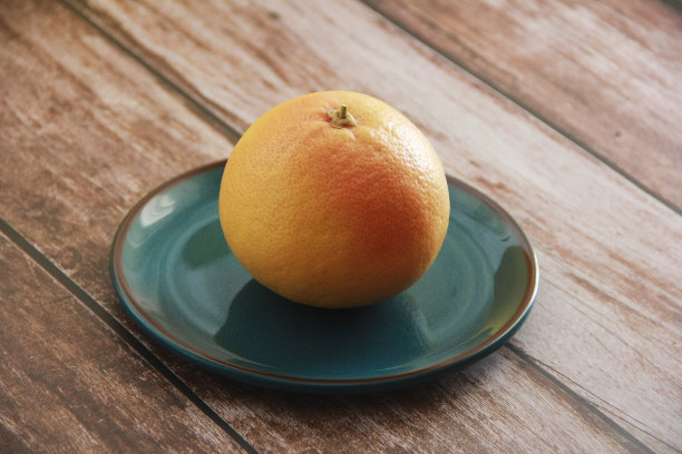 一盘天然桔汁水果图片下载