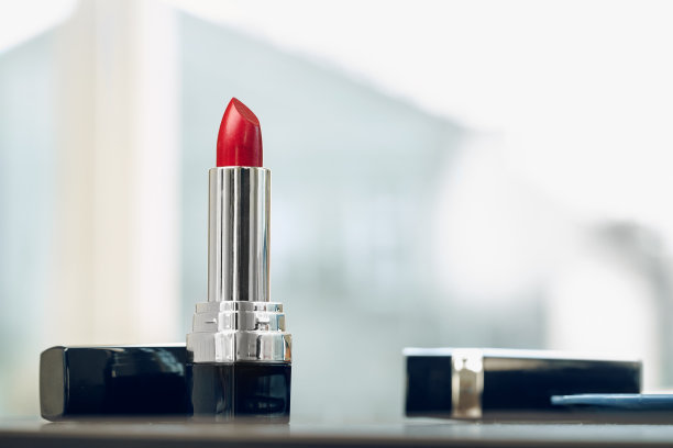 新的红色口红在梳妆台近距离图片下载