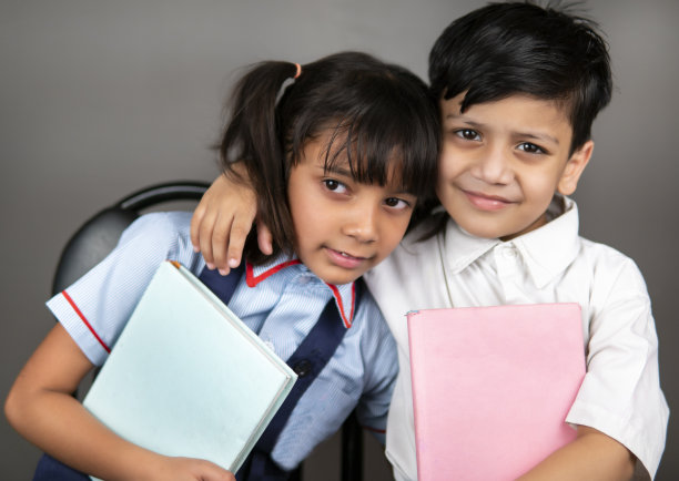 女学生和男学生坐在一起看书。图片下载