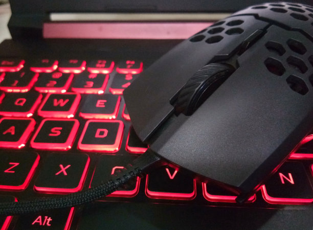 穿孔游戏鼠标上的LED红色游戏键盘图片下载