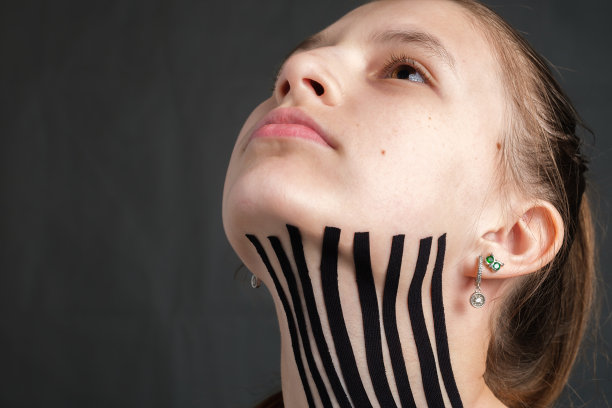 一张年轻白人少女的脸带着黑人运动机能学胶带图片下载