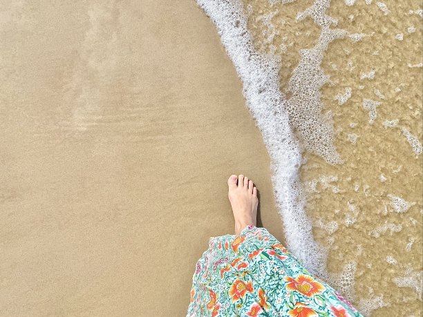 漫步海滩海岸线在花裙子图片下载