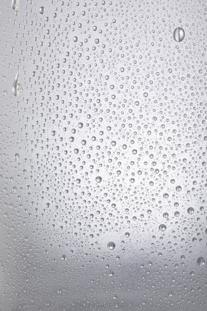 玻璃上的凝结。带有冷凝水珠的冰饮玻璃杯图片下载